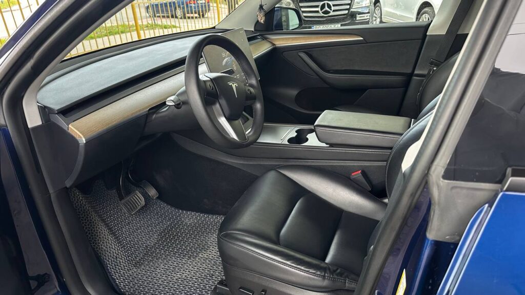 TESLA MODEL Y
